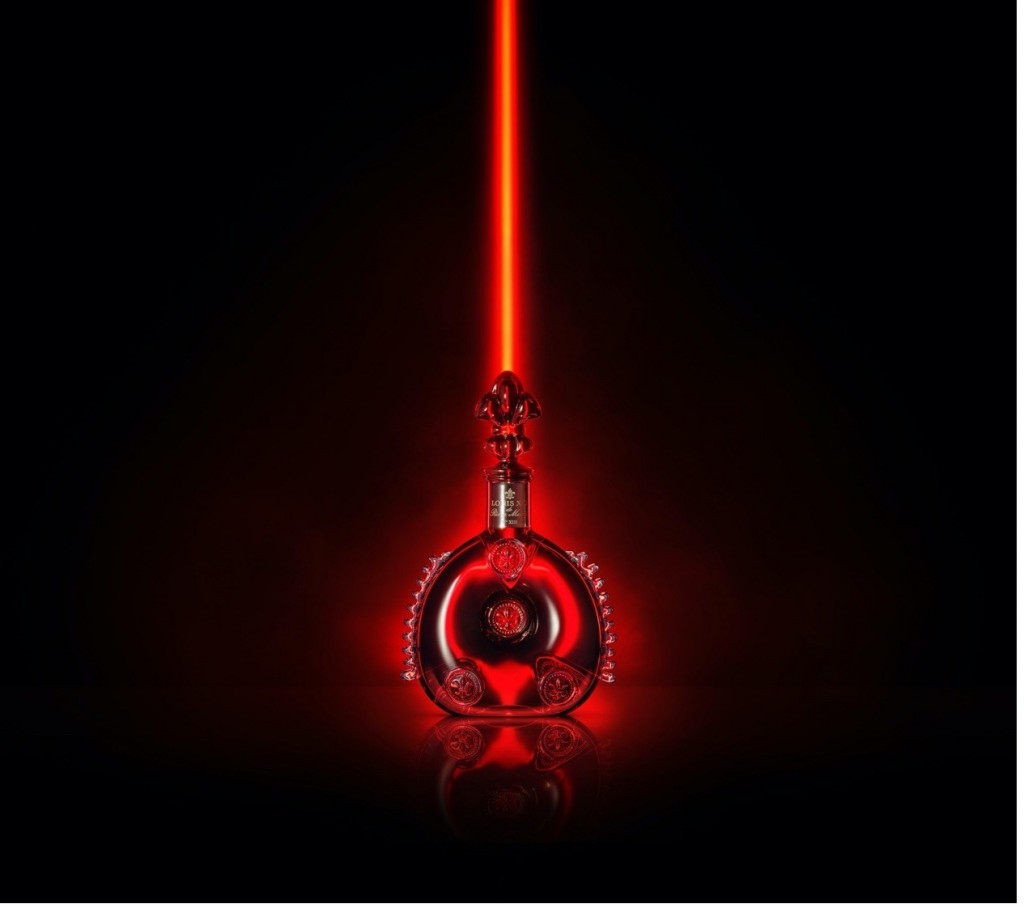 The red decanter of the N°XIII against a black background